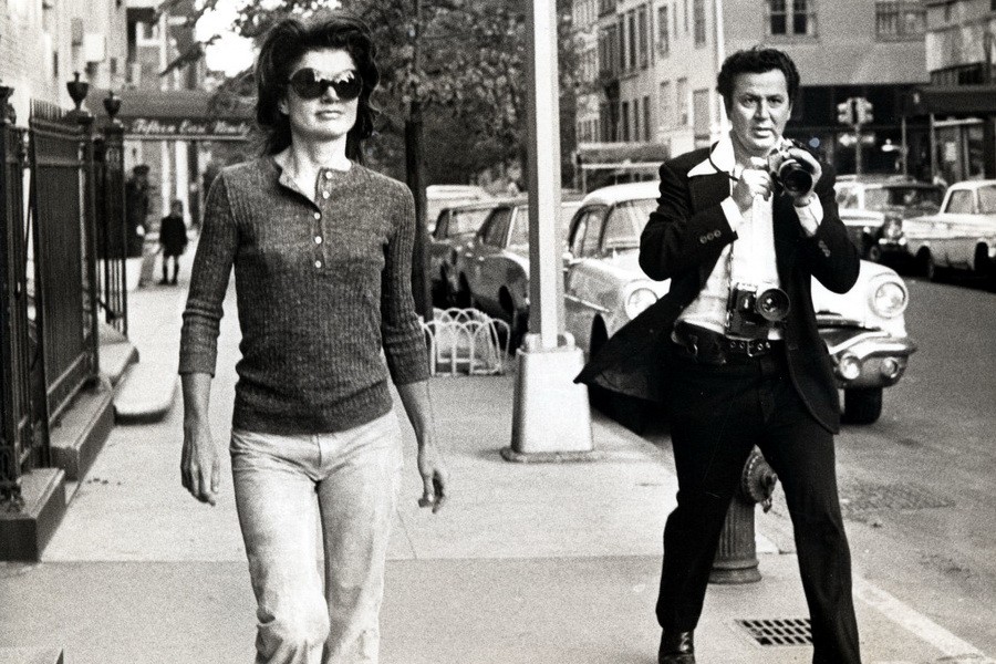 Абсолютно голая Жаклин Кеннеди Онассис (Jacqueline Kennedy Onassis) идёт по двору (голое фото)